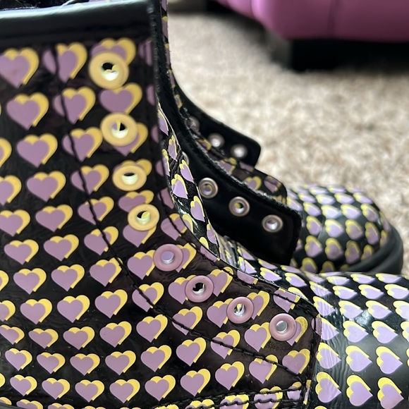 Dr. Martens Girls Boots with hearts - Picture 5 of 10